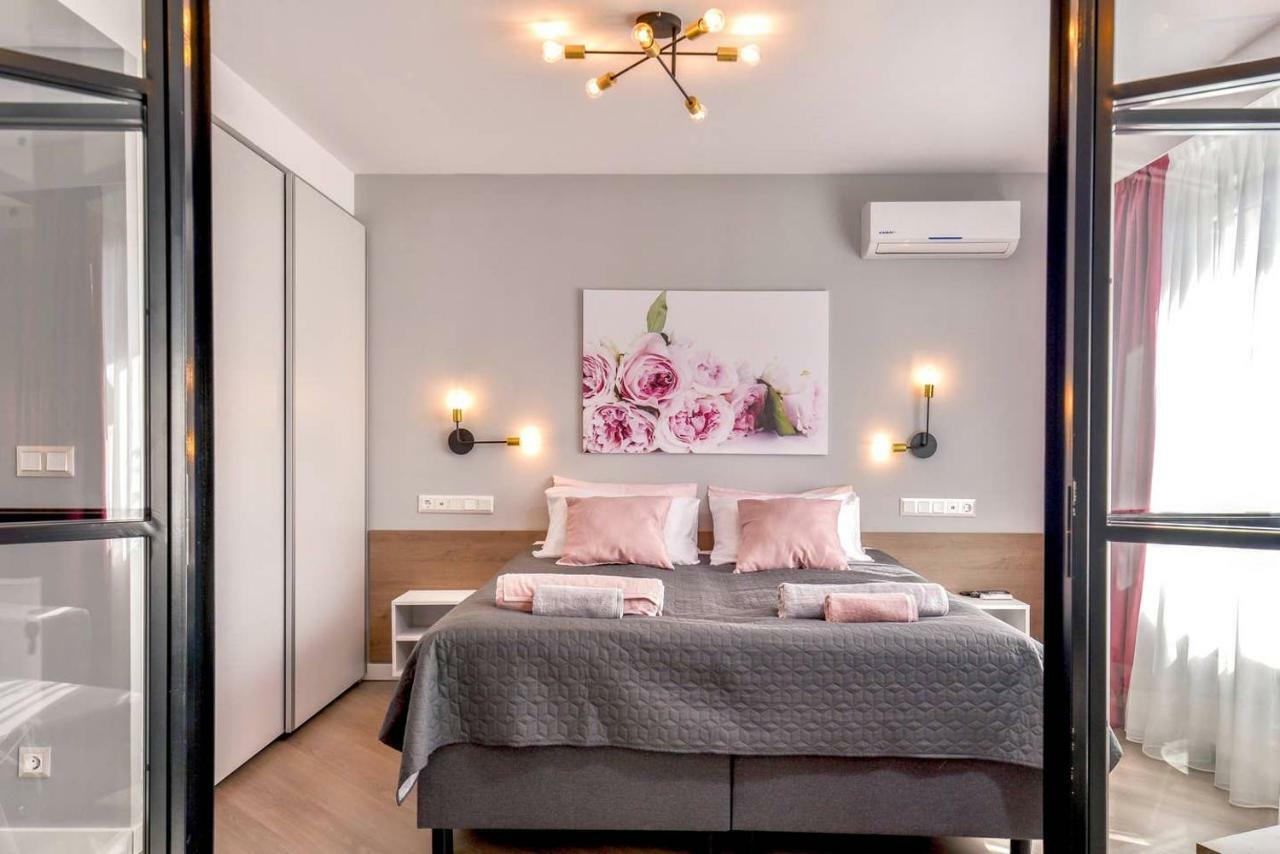 Rose One Bedroom Designer Apartment In City Centre By Flat Mаnager София Екстериор снимка